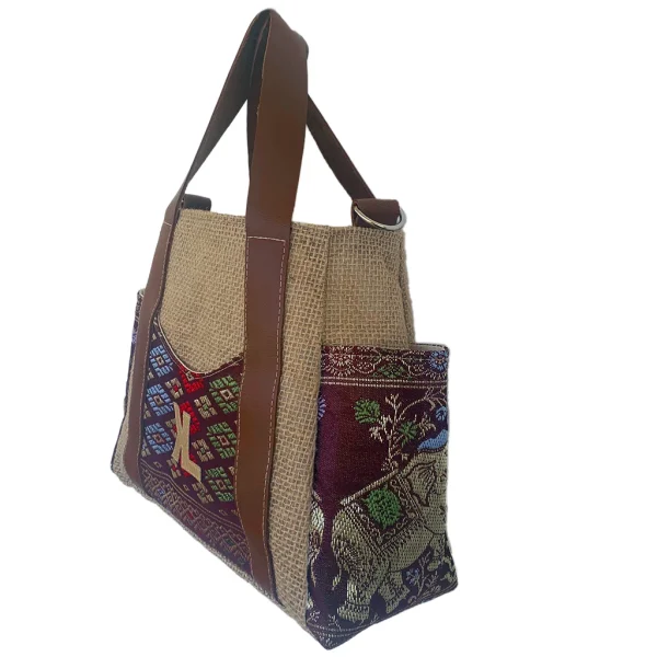 Sac à main artisanal KALIA INDIES MINI en jute beige, simili caramel et tissu ethnique bordeaux, avec logo KL appliqué.