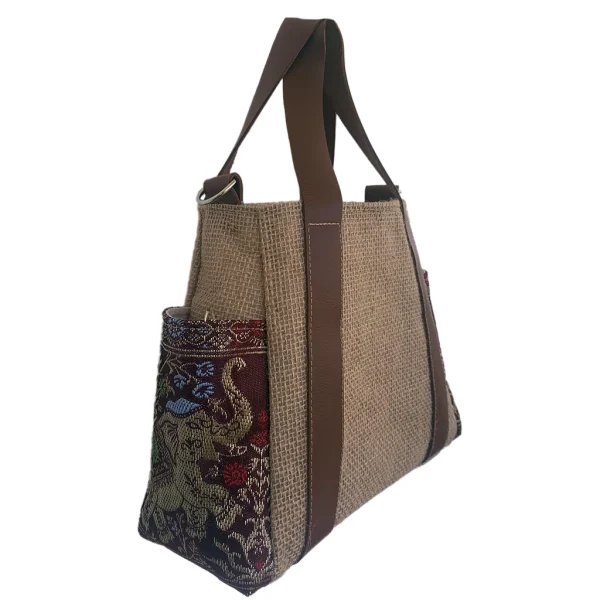 Sac à main artisanal KALIA INDIES MINI en jute beige, simili caramel et tissu ethnique bordeaux, avec logo KL appliqué.