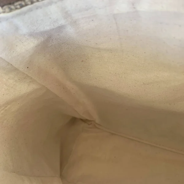 Sac à main artisanal KALIA INDIES MINI en jute beige, simili caramel et tissu ethnique bordeaux, avec logo KL appliqué.