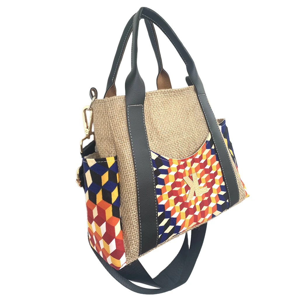 Kalia Graphik 2 Sac à main Kalia Mini Graphik en toile de jute beige, avec poches latérales et frontale en tissu géométrique multicolore et anses en simili cuir noir.