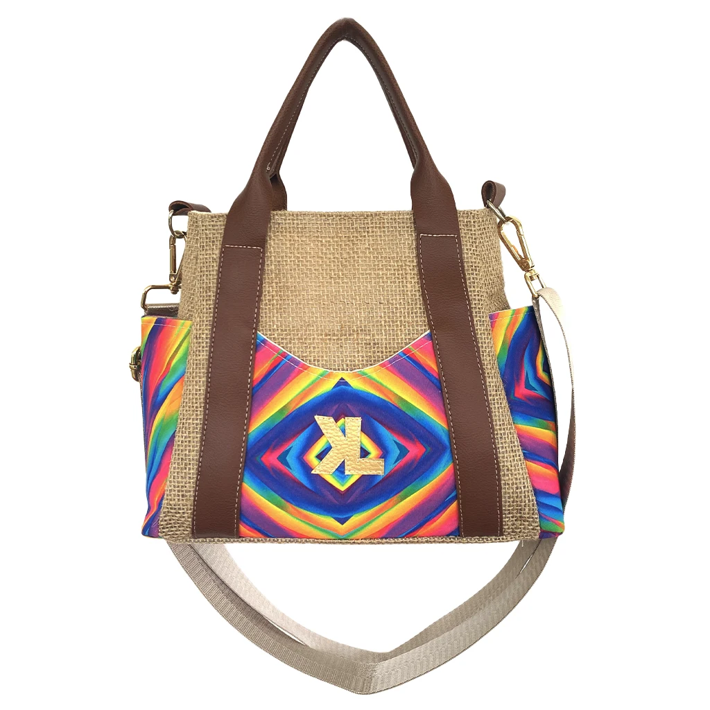 Sac à main KALIA PSYCHÉ en toile de jute naturelle, finitions camel et poches latérales en tissu psychédélique, fabriqué artisanalement en Guadeloupe.
