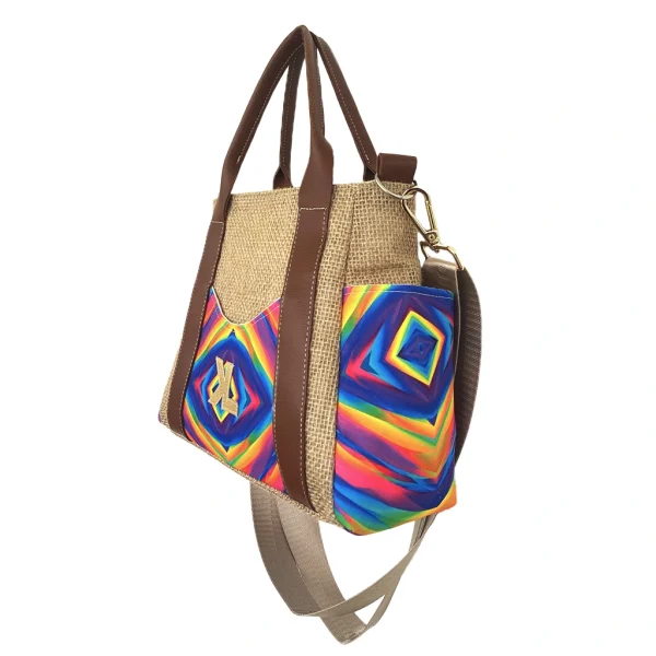 Sac à main KALIA PSYCHÉ en toile de jute naturelle, finitions camel et poches latérales en tissu psychédélique, fabriqué artisanalement en Guadeloupe.