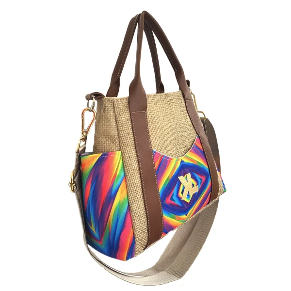 Sac à main KALIA PSYCHÉ en toile de jute naturelle, finitions camel et poches latérales en tissu psychédélique, fabriqué artisanalement en Guadeloupe.
