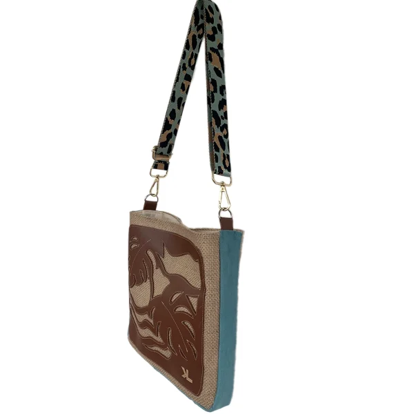 La besace KALIPSA by KerdeL Créations, en toile de jute, simili-cuir marron, suédine turquoise. Décoration feuilles tropicales.