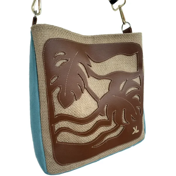 La besace KALIPSA by KerdeL Créations, en toile de jute, simili-cuir marron, suédine turquoise. Décoration feuilles tropicales.