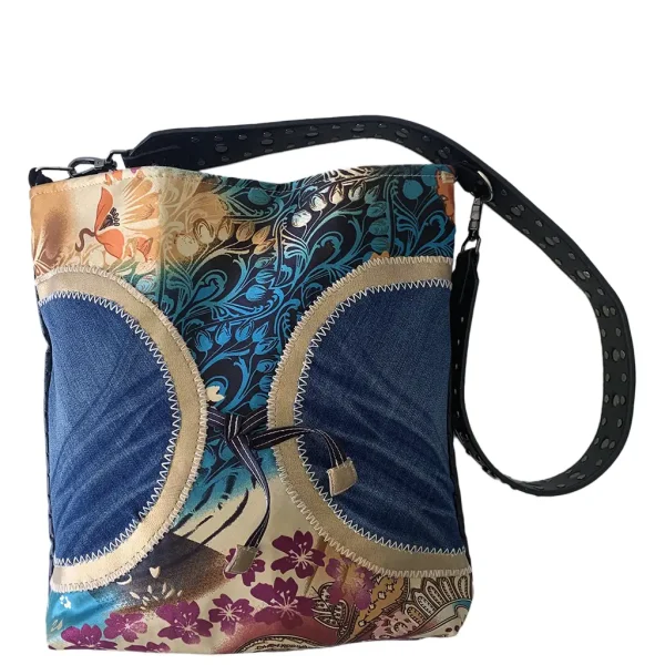 Sac besace Kandja en denim et satin floral multicolore, bandoulière noire perforée – sac à main artisanal.