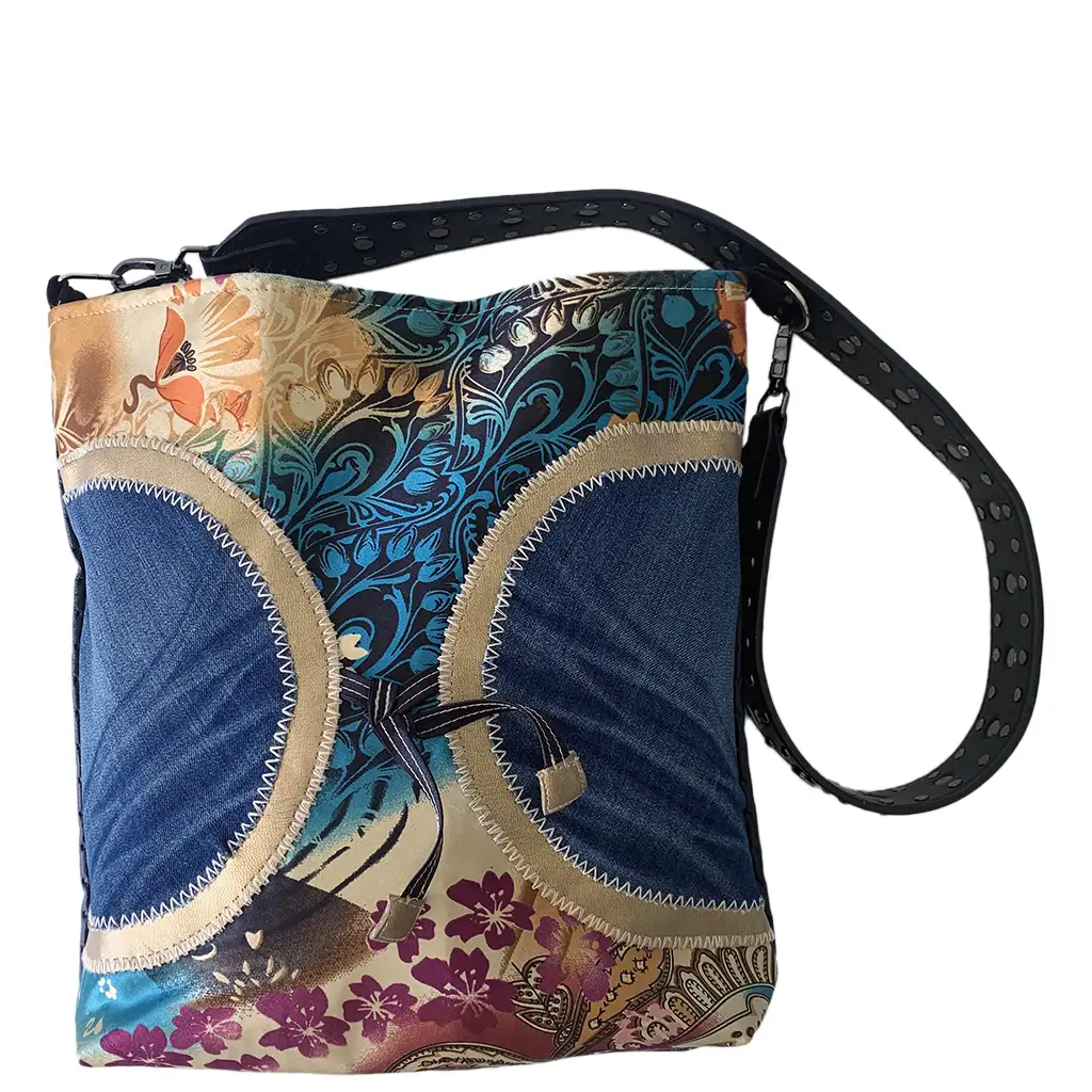 Sac besace Kandja en denim et satin floral multicolore, bandoulière noire perforée – sac à main artisanal.