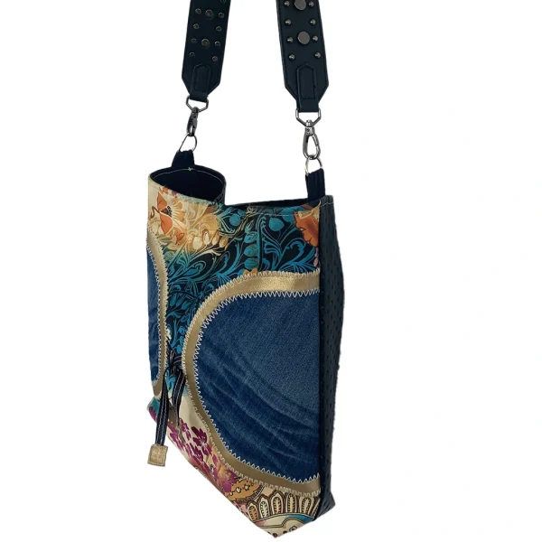 Sac besace Kandja en denim et satin floral multicolore, bandoulière noire perforée – sac à main artisanal.