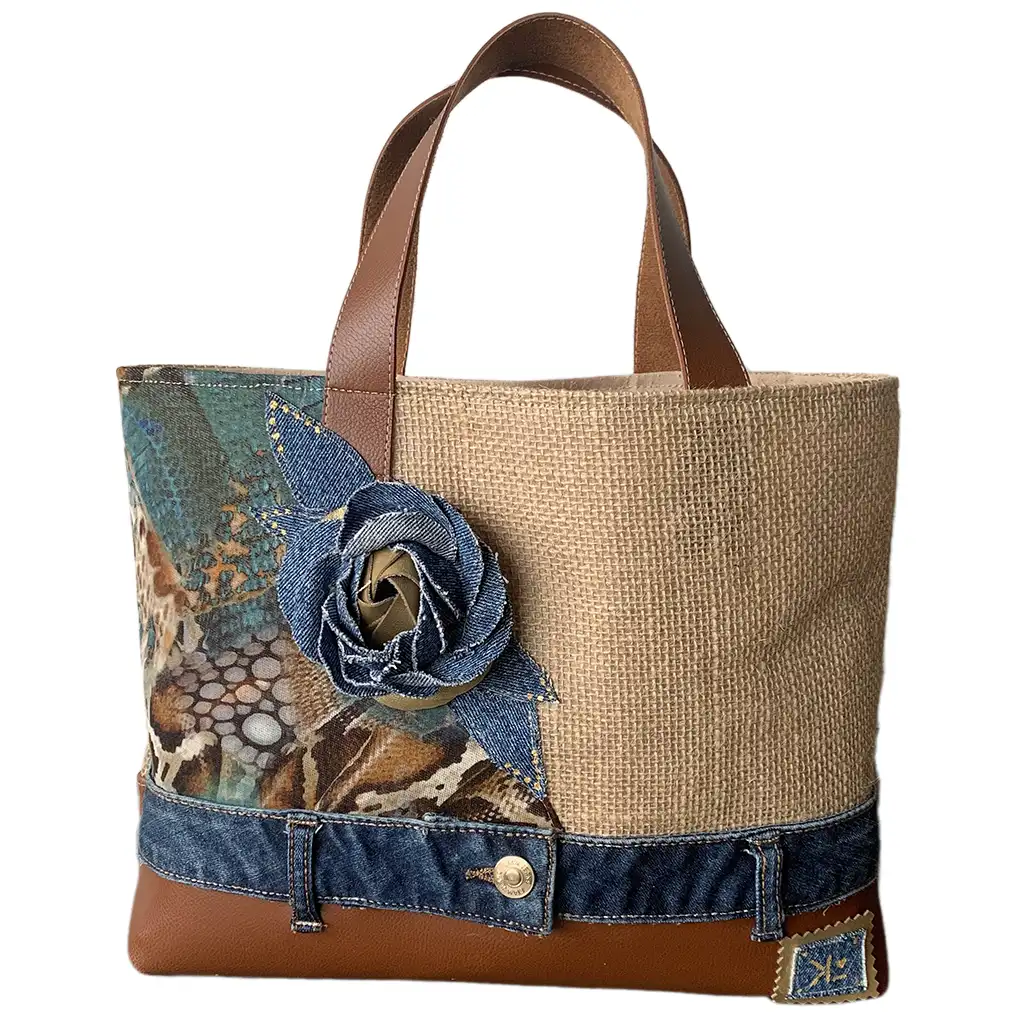 Sac cabas Kérava en toile de jute avec fleur en jean et empiècement, fabriqué à la main en Guadeloupe.