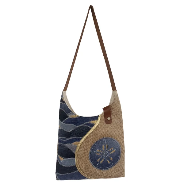 Vue de face du sac KISANDOL en jute, jean et simili cuir avec appliqué dollar des sables, fait main en Guadeloupe.