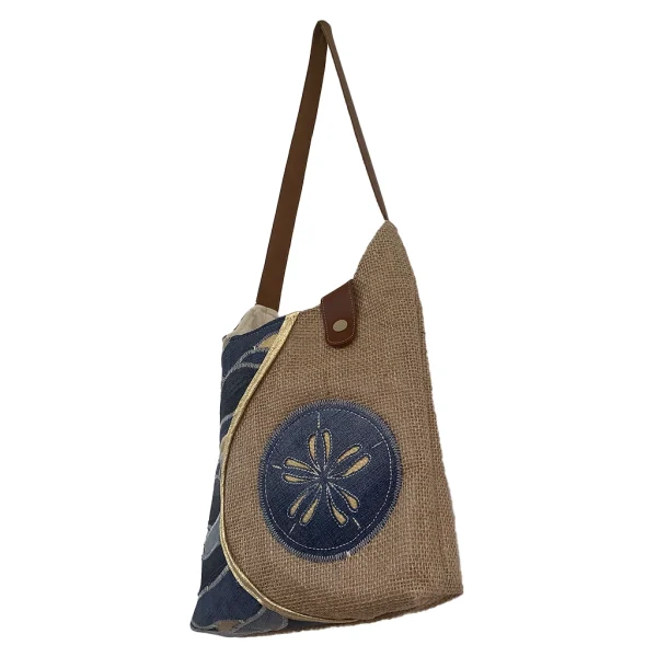 Vue du sac KISANDOL en jute, jean et simili cuir avec appliqué dollar des sables, fait main en Guadeloupe.