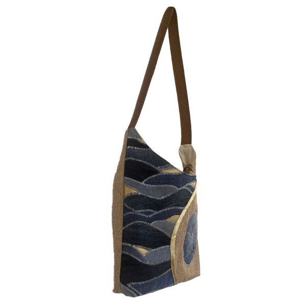 Vue du sac KISANDOL en jute, jean et simili cuir avec appliqué dollar des sables, fait main en Guadeloupe.