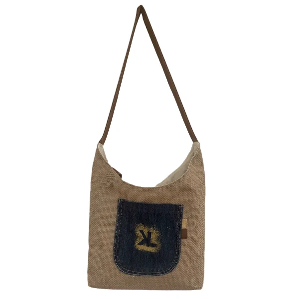 Dos du sac KISANDOL en toile de jute avec poche en jean brut et logo KL peint à la main.