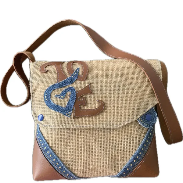 Besace artisanale Krokilove en toile de jute avec appliqué LOVE en jean bleu et finitions simili cuir camel.