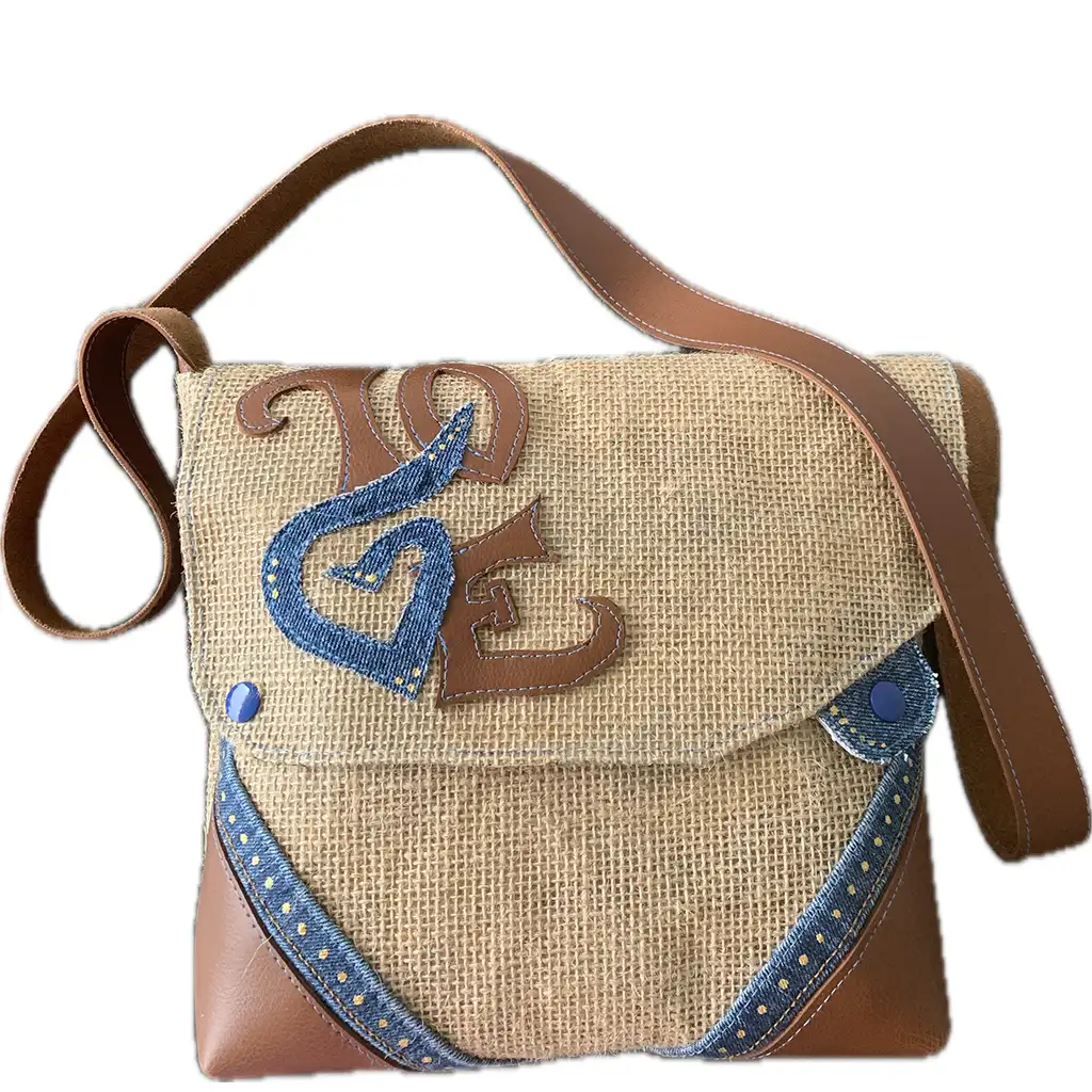 Besace artisanale Krokilove en toile de jute avec appliqué LOVE en jean bleu et finitions simili cuir camel.