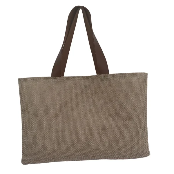 Vue de face du sac cabas artisanal KUBÉA en jute, suédine et simili cuir, avec broderie cœur et poche contrastée, fait main en Guadeloupe.
